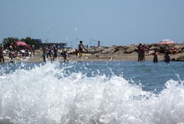 Высокий сезон на пляже г. Камбрильс / High season on the beach Cambrils. Bathing at the beach of Cambrils.