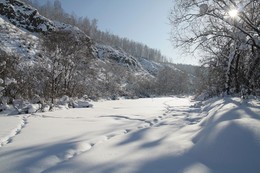 Спящая река / Река покрытая снегом после замерзания.
