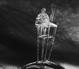 Мыслитель или мечтатель / Кубок России по ледовой скульптуре 2015.
Автора и название скульптуры точно не знаю.