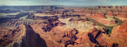 &nbsp; / Dead Horse point state park. Парк Мертвой лошади называется так, потому что в начале 20-го века на плато паслись стада мустангов и ковбои использовали эти это место в качестве естественной ловушки. Они загоняли сюда мустангов и перегораживали узкий, десятиметровый перешеек, ведущий на плато, высокой изгородью. Потом, выбрав и заарканив лучших скакунов, оставшихся лошадей выпускали и мустанги уходили на свободу. Но однажды, по какой-то причине лошади остались в загоне и не имея возможности спуститься к реке на водопой, бедные животные погибли от жажды.