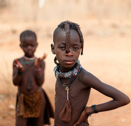дети племени Химба / Дети племени Химба в Намибии. Реакция старшей девушки на привезенные нами леденцы и одежду. Те, что помладше, были рады. Взрослые и уже подросшие дети просили только воду.