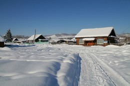 Зимняя деревенька / Перекрёсток у магазина, зимней дороги.