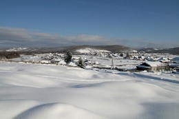Зимняя деревенка / Вид с горы зимней деревеньки.