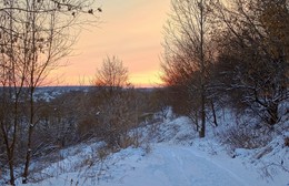 К ночи / Солнце село за горизонт, быстро наступают зимние сумерки.