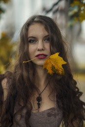 Девочка с кленовым листочком / модель Валерия Ким