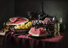 Десерт с виноградом и арбузом / Натюрморт с виноградом, арбузом и вином на столе