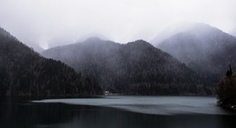 Призрачные горы... Озеро Рица. / озеро,горы,облако-туман