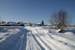 Зимняя дорога на окраине деревеньки / Зимняя дорога проторённая к реке и полям.