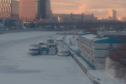 Зимовка на Москва реке / Москва,зима,восход,пассажирские суда