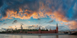 На закате дня. / Кремлевская набережная. 

Давно хотела сделать панораму этой набережной со стенами Кремля.