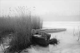 В ожидании весны / лодки на замерзшей реке в ожидании весенней воды