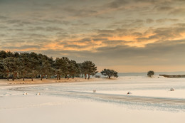 Вечером, недалеко от Каунаса залива / Замороженная и заснеженным Каунасский лагуны в середине зимы