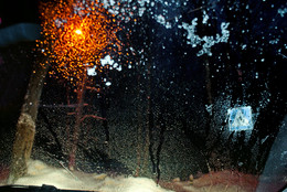 за стеклом / зима, вечер, фонарь, из машины