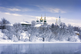 Зимний храм / Московская область, г. Коломна
Вид с берега Москвы реки на Соборную площадь Коломенского кремля.