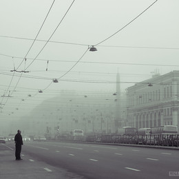 наблюдатель / случайный кадр. мужчина смотрит, как город прячется в тумане.