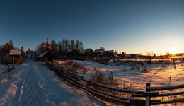 Солнечный морозный вечер / Покровская церковь в окружении домов и лучах закатного солнца. На улице, —32°