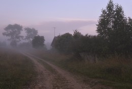 Утренний час ... / Солнце еще не взошло. Проснулись только петухи...