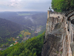 Вид из крепости. / Крепость Кёнигштайн (нем. Festung Königstein) — крепость в Саксонской Швейцарии, недалеко от Дрездена, на одноимённой горе на левом берегу Эльбы, рядом с городом, также носящим название Кёнигштайн.