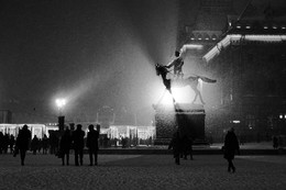 На коне / Памятник маршалу Жукову во время снегопада