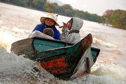 В погоне за прибылью / Камбоджа, озеро Тонлесап, местные жители догоняют туристические кораблики, и клянчат деньги, демонстрируя &quot;ядовитую&quot; змею.
