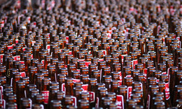 Сон пропойцы | Sleep drunkards / В портовом городке Леба, что на севере Польши была забавная традиция у баров: решали кто же из них продал больше пива за лето, так они выставляли на улицу все пустые бутылки, получались бутылочные поля, причём пиво было одной марки