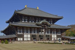 Тодай-дзи / Тодай-дзи — древний буддийский храм в Японии в городе Наре. Храм считается самым большим деревянным сооружением в мире. Перенесен в Нару в 710 году.
