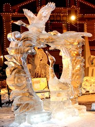 Гуси-лебеди / Ледовая скульптура Гуси-Лебеди на фестивале снежной скульптуры в Первомайском сквере Новосибирска.Вечерняя съёмка.