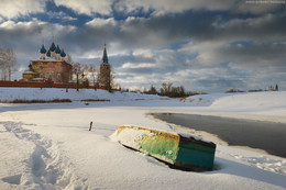 Зимняя лодка / Стоит отъехать недалеко от Москвы, удивляешься, насколько может быть чистым снег :)
Дунилово, Ивановская обл.