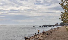 Fishing at the mouth of the Douro river / Porto