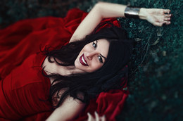 Suzi forest / Suzanna red dress