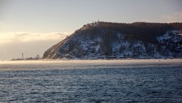 У истока / Она летела озарённо,
и дно просвечивало в ней
сквозь толщу волн светло-зелёных
цветными пятнами камней...