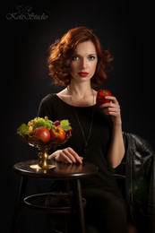 Девушка с красным яблоком / Девушка, фрукты, стол