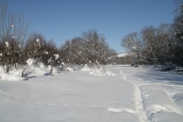 Зимняя зарисовка / Замёрзшая и занесённая река.