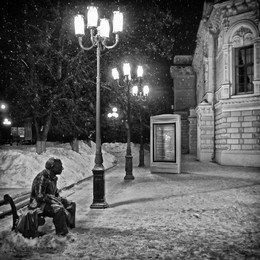 &nbsp; / Памятник Евгению Евстигнееву рядом с Нижегородским театром драмы