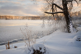 Морозное утро. / Зимнее морозное утро на озере.