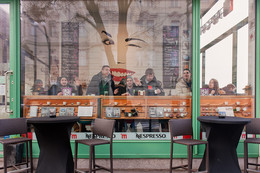Пятничное зазеркалье / Кафе в Праге на набережной Влтавы