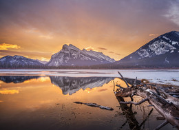 Утренние краски / Oзеро в национальном парке Банфф. Канада