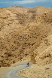 Пустыня...бедуин... / Пустыня Негев очень интересная,и горы,и камни,и равнины.И всегда живая.