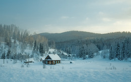 домик в деревне / зимний пейзаж в горной шории.