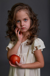 Девочка с яблоком / 