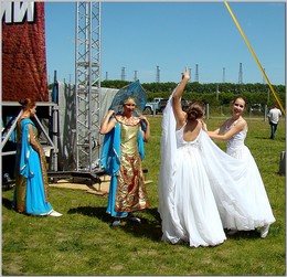 На сельском празднике / Танцевальный ансамбль готовится к выходу на сцену на сельском празднике в посёлке Верх-Тула, Новосибирского сельского района,посвящённом Дню рождения района.
