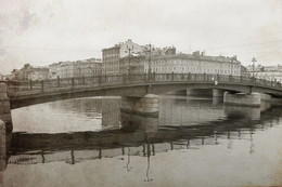 Красноармейский мост / Красноармейский мост - пешеходный мост в Санкт - Петербурге через реку Фонтанку в районе Крюкова canal.The моста был построен в 1956 году в связи с необходимостью прокладки труб центрального отопления здесь. Трехпролетные металлический мост. Сварные надстройкой состоит из двух непрерывных пучков с изогнутой формой нижнего пояса. Эти пучки стенок соединены поперечными связями, нижний из которых служит в качестве опоры трубопровода. На верхней части надстройки покрыта бетонными плитами сборных. Камень, облицованы гранитом, башни расположены на свайном фундаменте, состоящий из деревянных свай. Мост 61,5 м, ширина - 4,5 м. Рассчитанная spans- 16,65 + 24,0 + 16,65 М. покрытие прохожего моста асфальт. Перила чугуна, художественное литье. Последние участки перила встраивается в гранитного парапета фундамента. На промежуточных опорах моста есть четыре этажа лампы с матовым сферическим огней а. 
По своей конструкции идентичен присоединенной английского моста. Мост красиво пропорциями и вместе с египетскими и английскими мостами в своем роде ансамбль разработан в едином архитектурном тоне