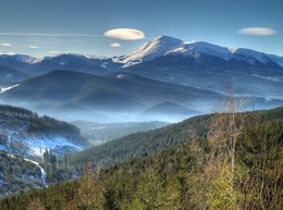 НЛО / Вид в направлении г. Петрос со склона гор недалеко от полонины Буковинка (Карпаты). Январь 2017 г.