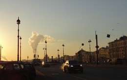 Петербург всегда в своём сердце ношу... / Я люблю этот шумный город,
Я люблю его ритм скорый,
Он цепями мостов скован,
Он из белых ночей соткан.
Дует свежий с залива ветер,
Продувает насквозь свитер
Как угодно город зовите,
Все равно... для меня... он - Питер!
/Динара Турлина /