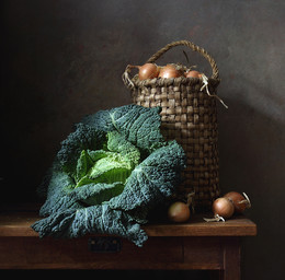 Савойская капуста и корзина с луком / Классический натюрморт с овощами