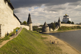 Вид на Кремль от древней стены. / Псков.