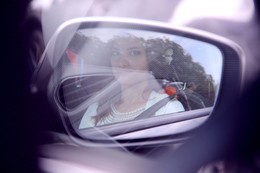 Сквозь стекло / Невеста из окна машины через зеркало)) на пути в Загс
