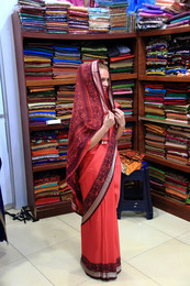 Примерка наряда... / Девушка из Украины примеряет наряд местных модниц в магазине ткацкой фабрики города Канди (Шри-Ланка)