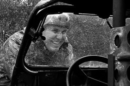 Сквозь стекло / Штурман застрявшей в болоте машины, пытается достать лебедочный трос...