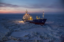 Утро в Арктике / Теплоход зажат льдами в Карском море.